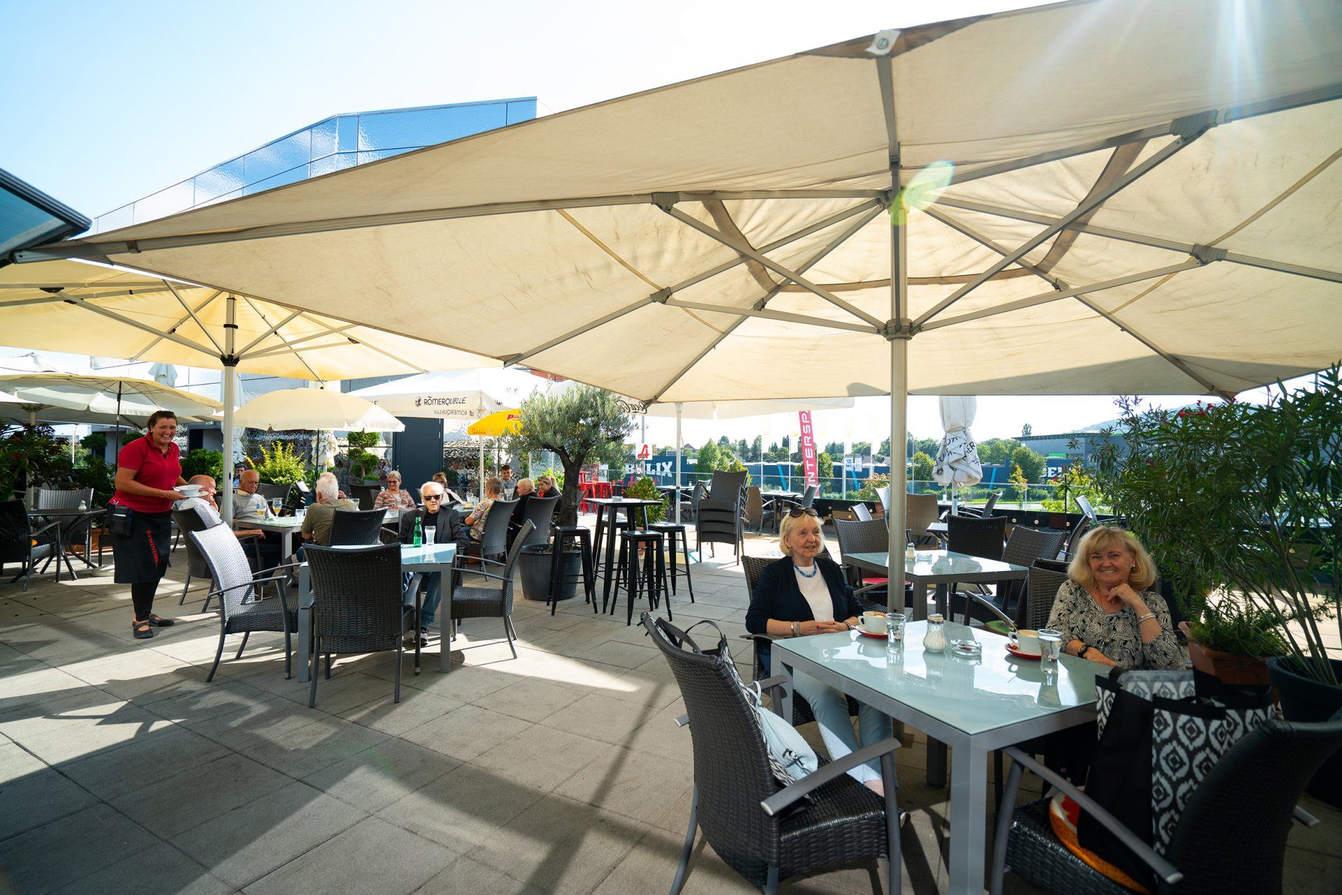 Gäste auf der Terrasse von Strindberg Restaurant Graz