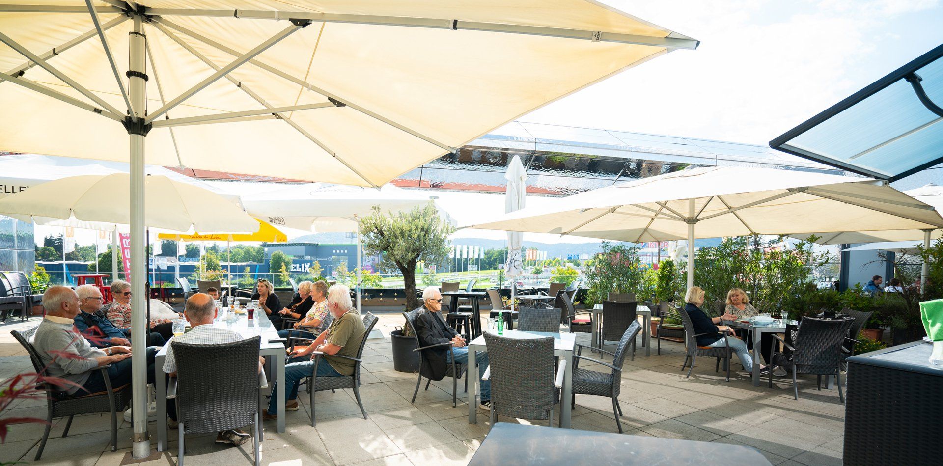 Sonnenschirme  im Strindberg Restaurant Graz