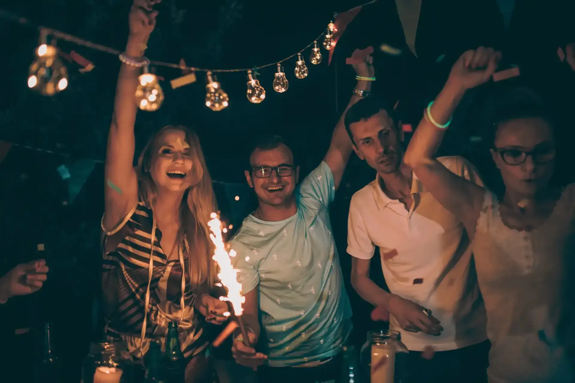 Eine Gruppe von Leuten gibt nachts eine Party.