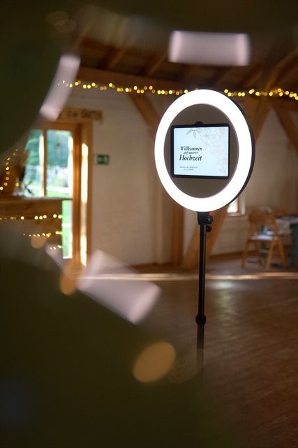 Eine Fotokabine mit Ringlicht und Bildschirm