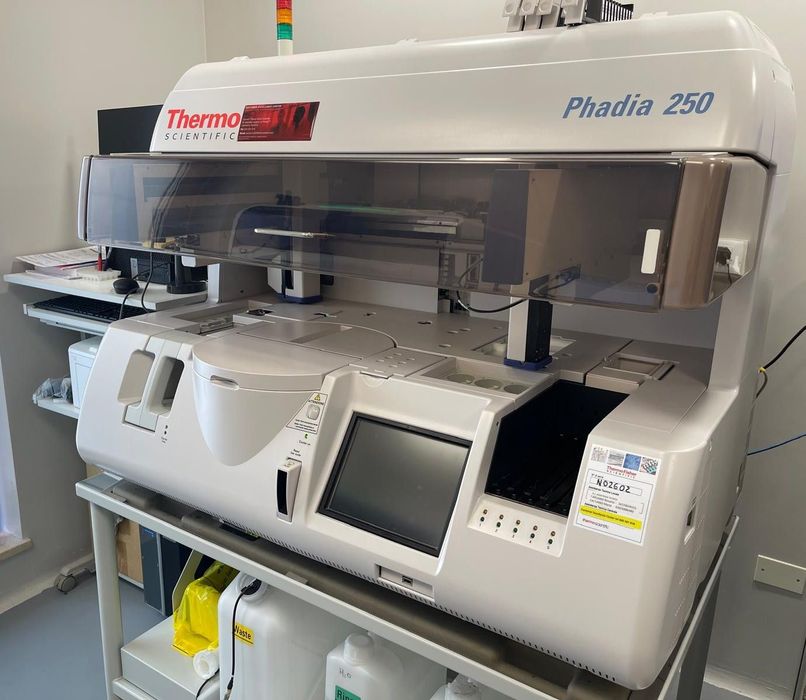 Analizzatore di laboratorio Thermo Fisher Phadia 250 in un laboratorio clinico