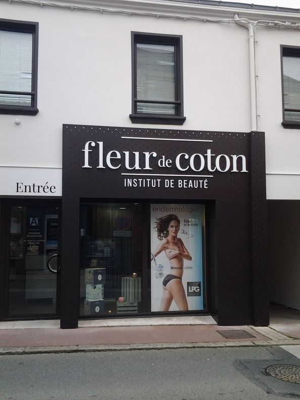 Fleur de coton est écrit sur la façade d'un bâtiment