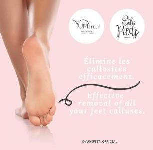 Les pieds d'une femme sont représentés sur un fond rose.