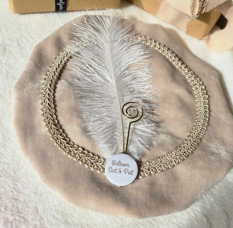 Luxe pietenmuts met naam - Beige velvet productfoto