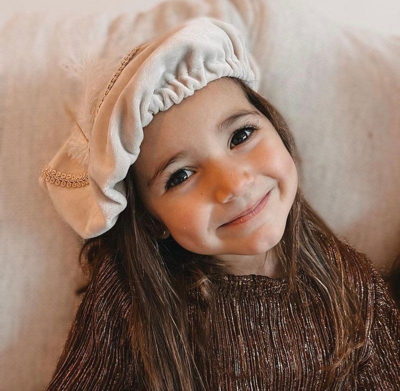 Luxe pietenmuts met naam - Beige velvet productfoto