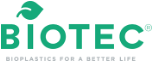 Grünes „BIOTEC“-Logo mit einem Blatt und dem Text: „BIOPLASTIK FÜR EIN BESSERES LEBEN“.