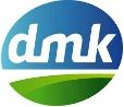 DMK-Logo: weißer „dmk“-Schriftzug in einem blauen Oval über einer grünen Kurve.
