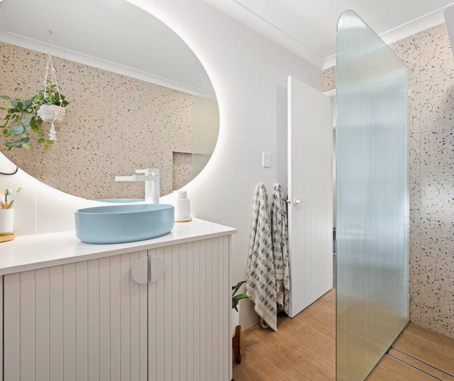 A bathroom with a tub , sink and mirror