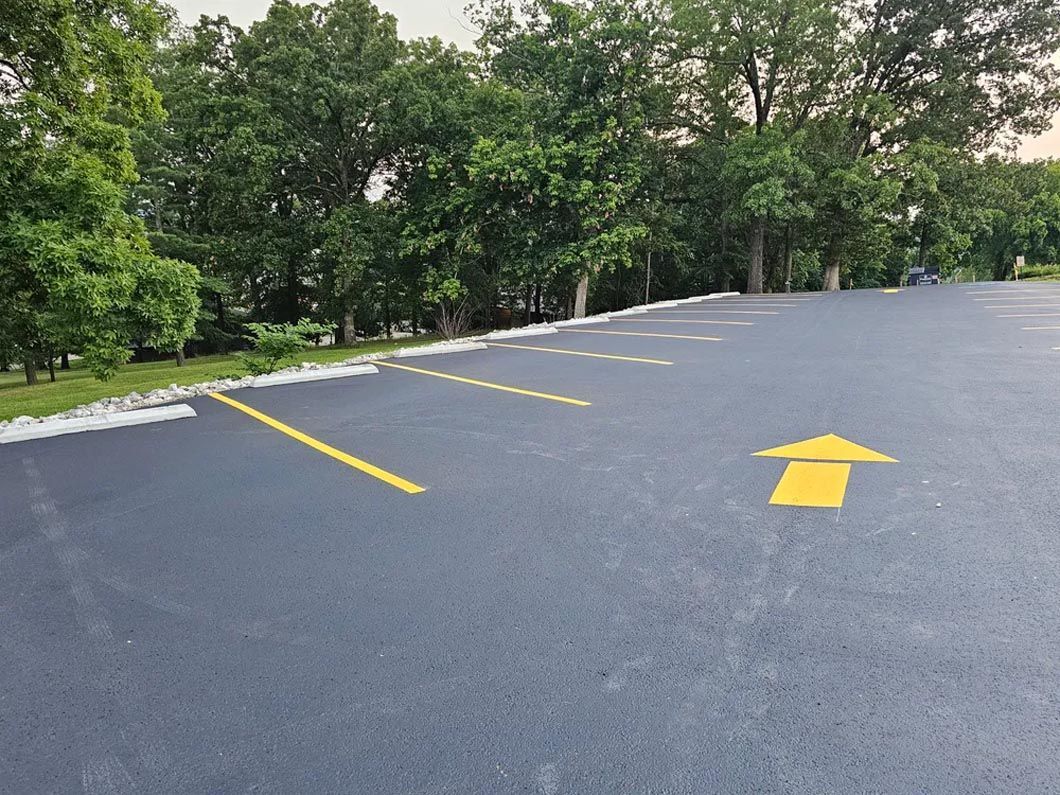 A parking lot with a yellow arrow pointing to the right.