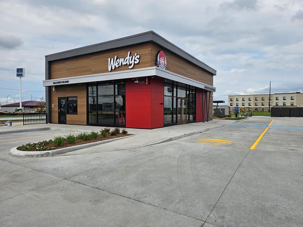 Wendy 's is a fast food restaurant located in a parking lot.