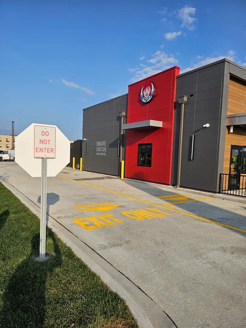 A do not enter sign is in front of a fast food restaurant.