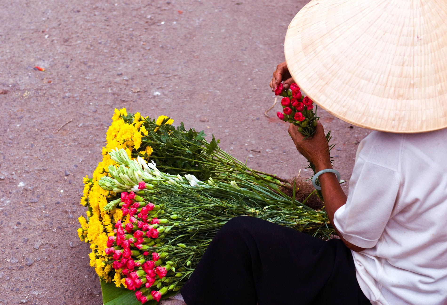 flower vendor, Hue Market, Vietnam, small group travel and food photography tours with Sandlin Gaither Explorer's Club