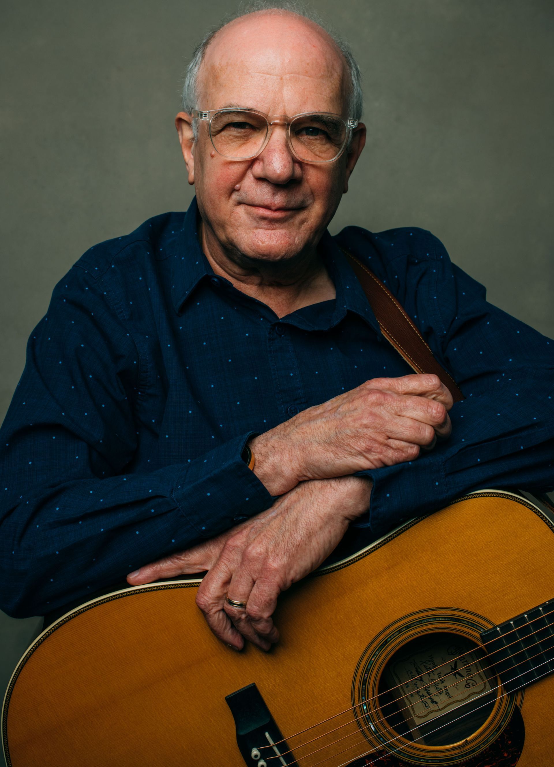rudy bluegrass musician poses with banjo in Asheville, NC for portrait by photographer Sandlin Gaither 