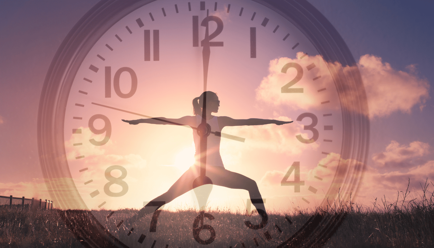 A clock with the hands on the number 12 and 1