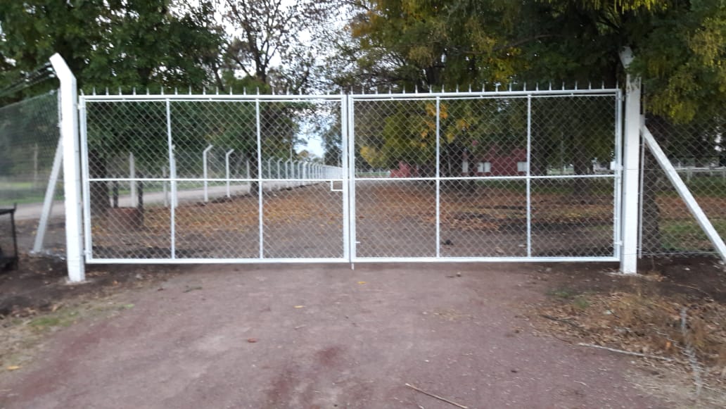 puerta alambrada