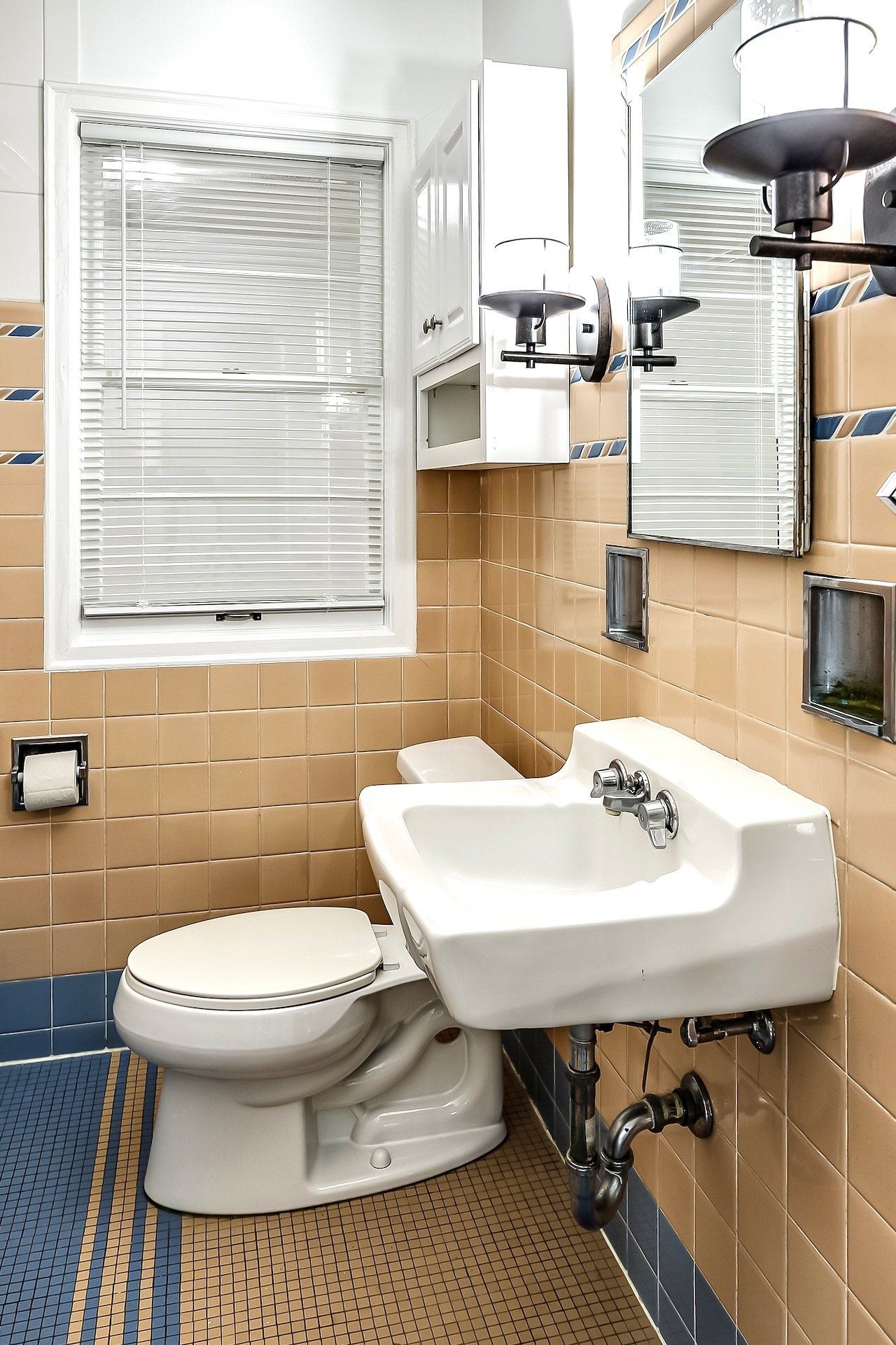 Maple Apartments Bathroom Photo