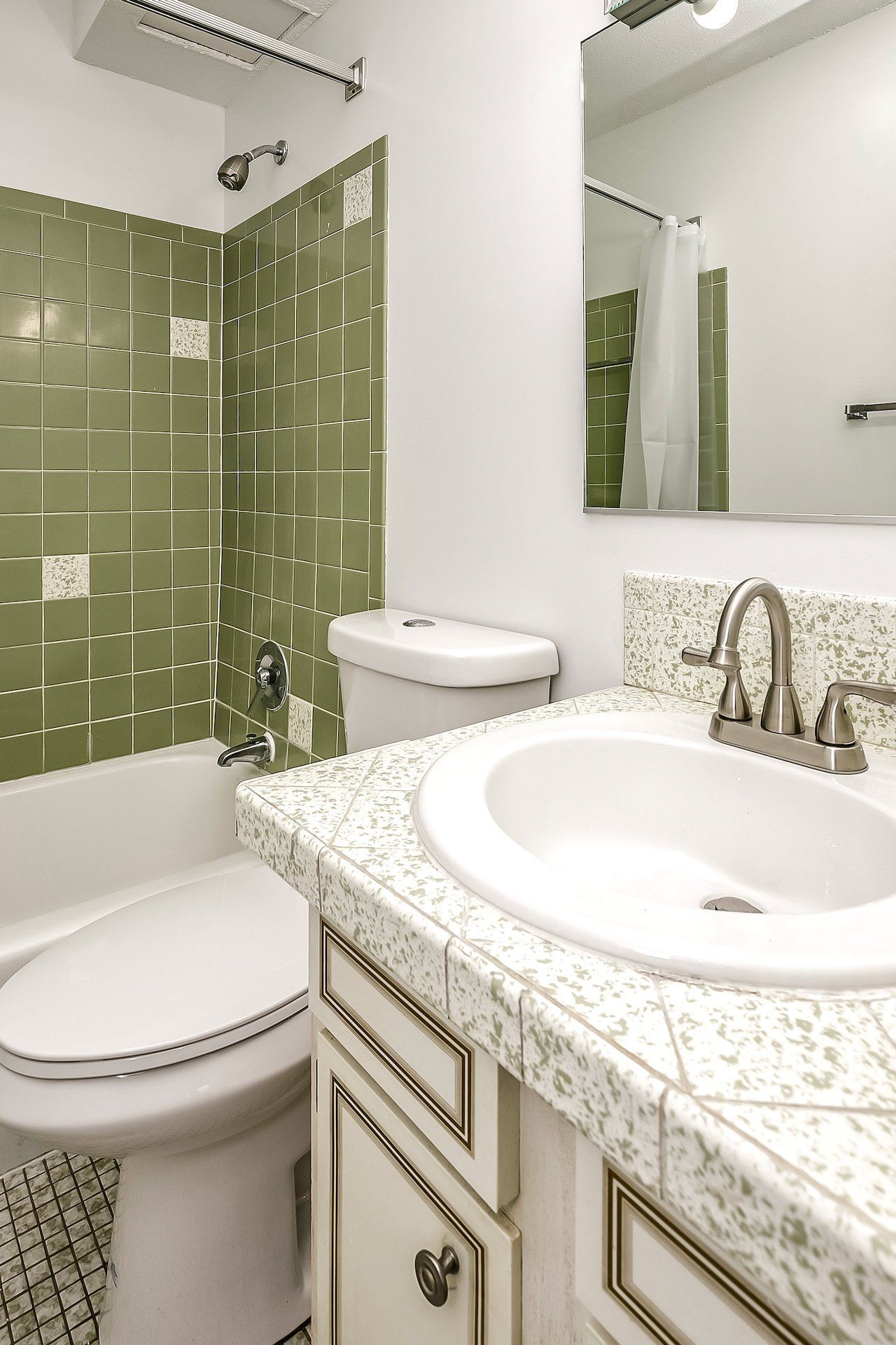 Photo of the Lincoln Place Bathroom