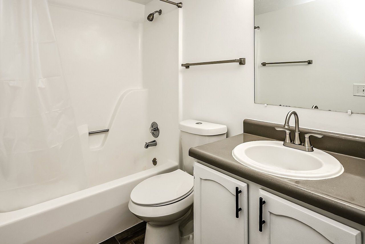 Windsong Apartments Bathroom Photo