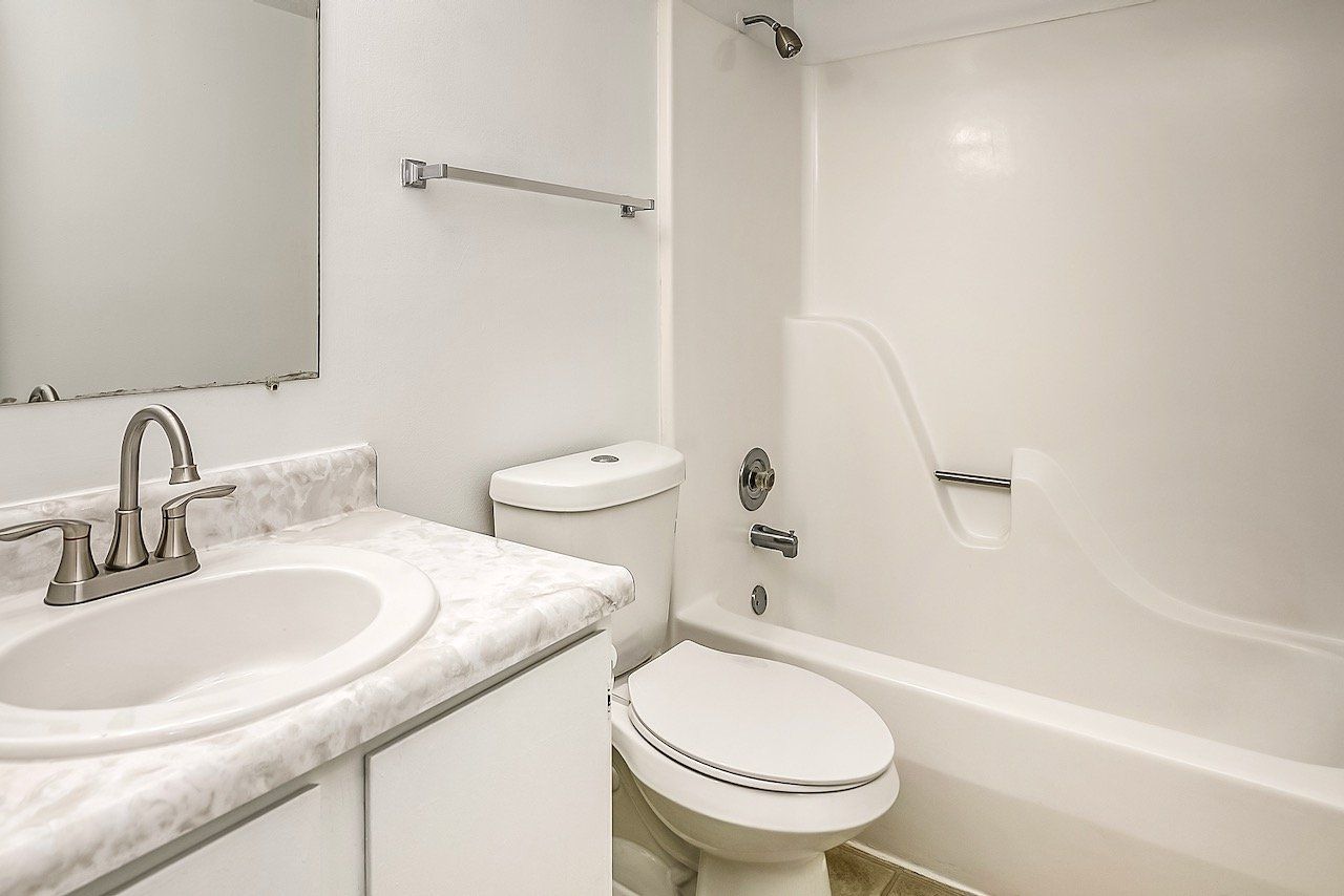 Windsong Apartments Bathroom Photo