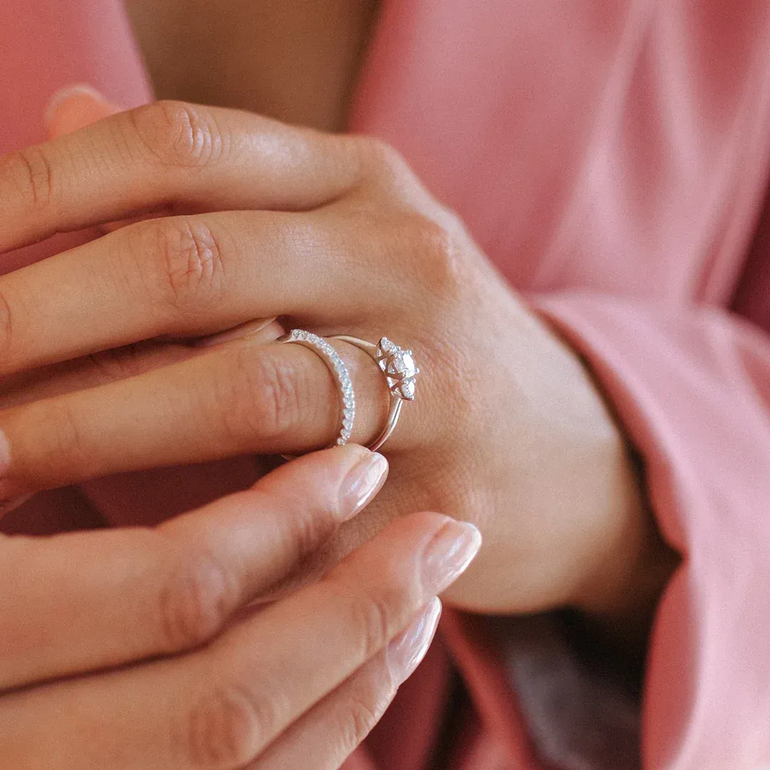 Alix verlovingsring, romantisch en verfijnd met subtiele details