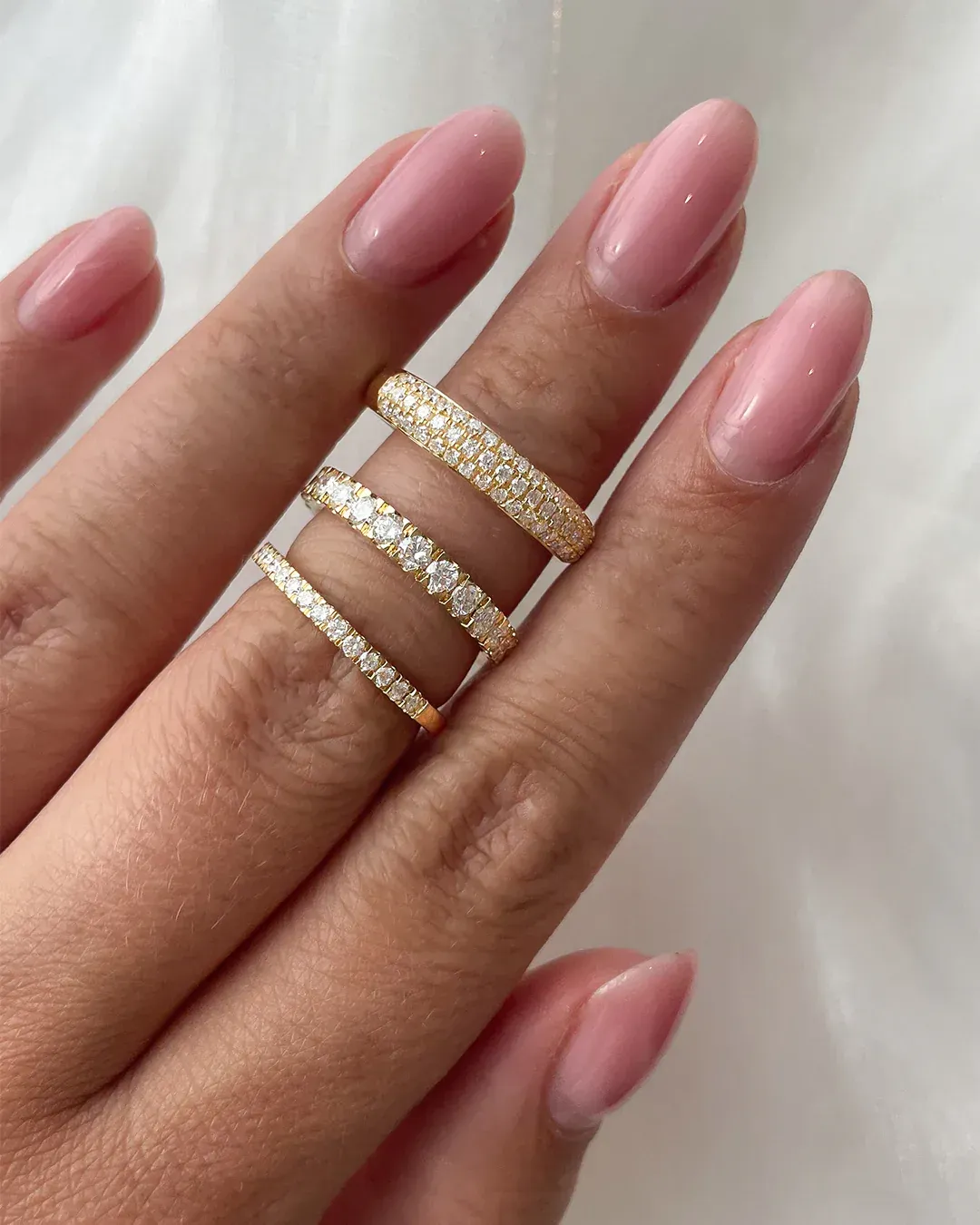 Pavé verlovingsring Millie Emilie in witgoud met verfijnde diamantjes