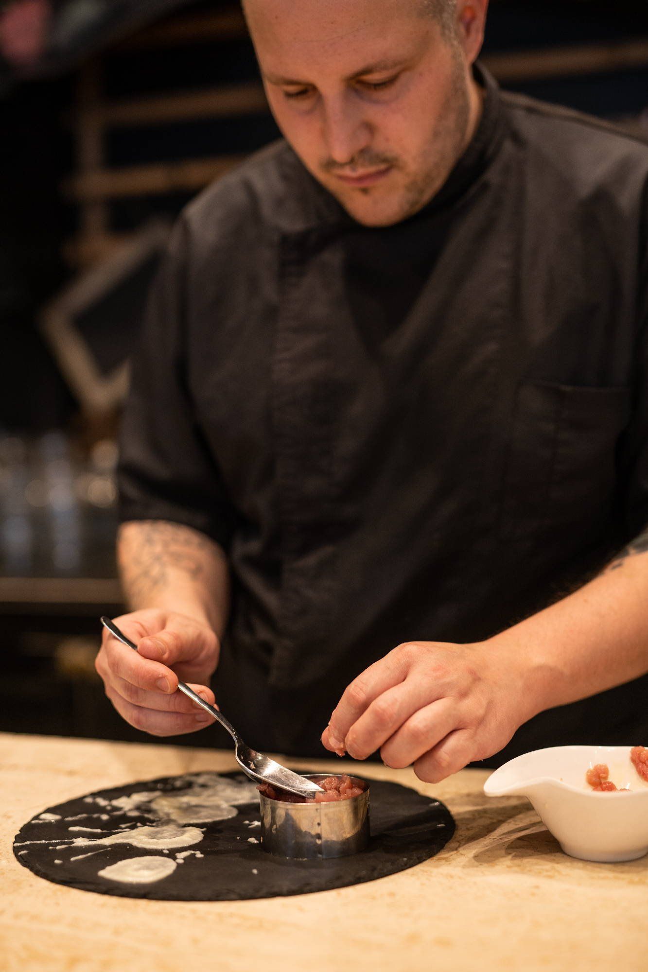 preparazione di un antipasto dell'osteria