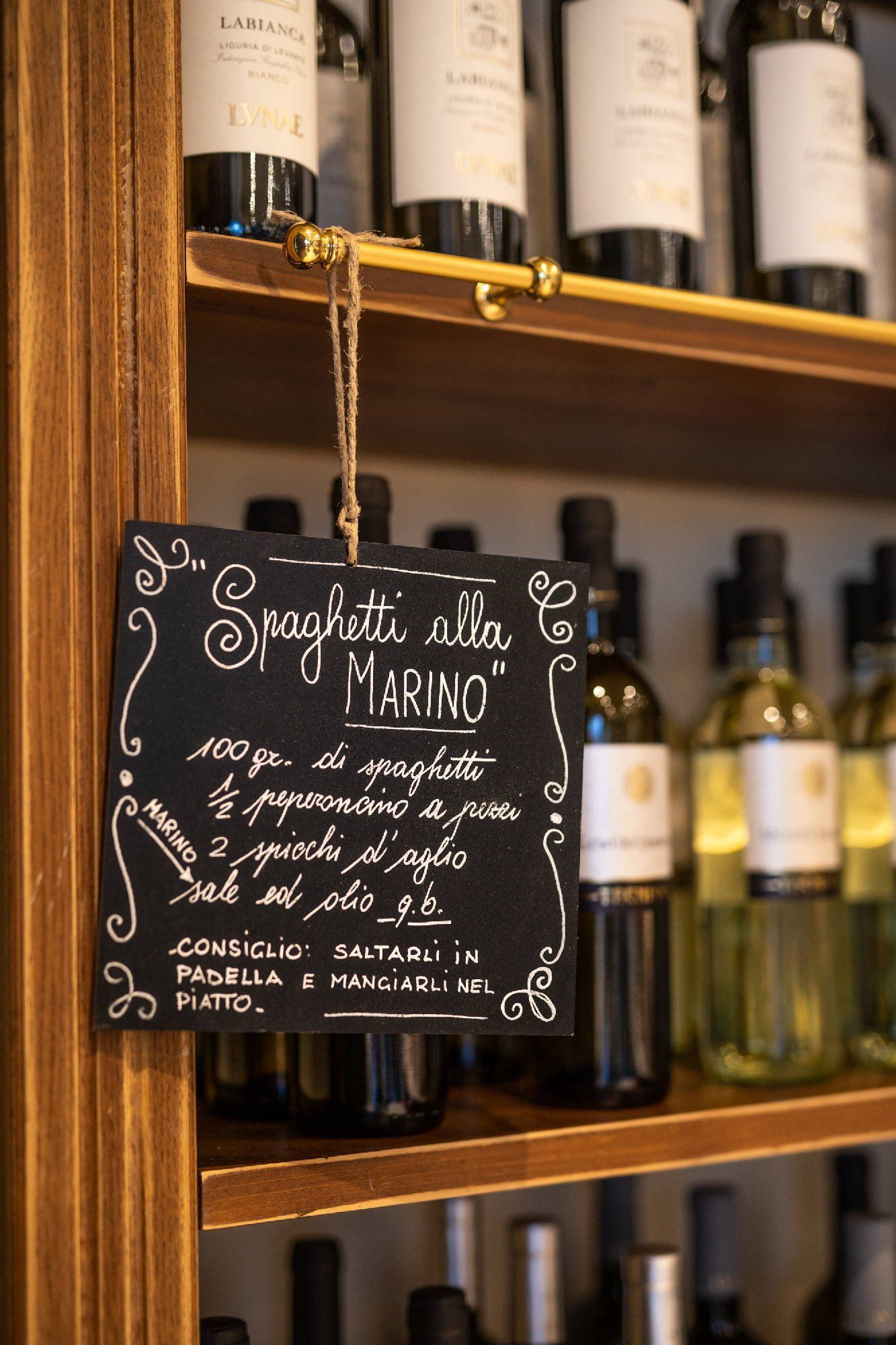 bottiglie di vino dell'osteria