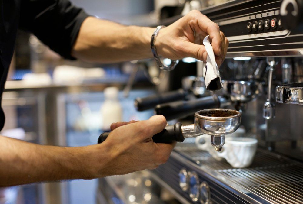 preparazione di un caffè espresso