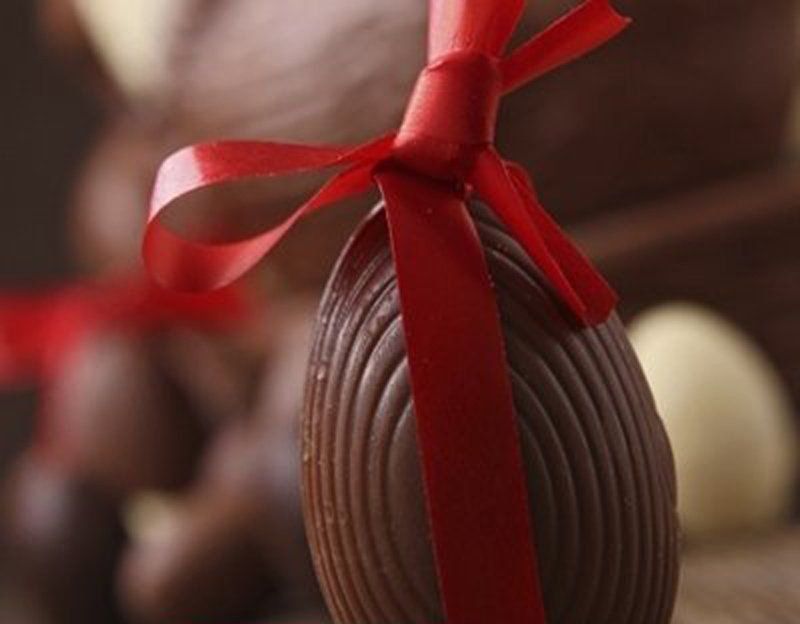 uovo di Pasqua con nastro rosso