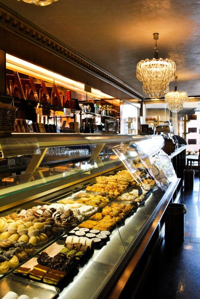 vetrina di una pasticceria