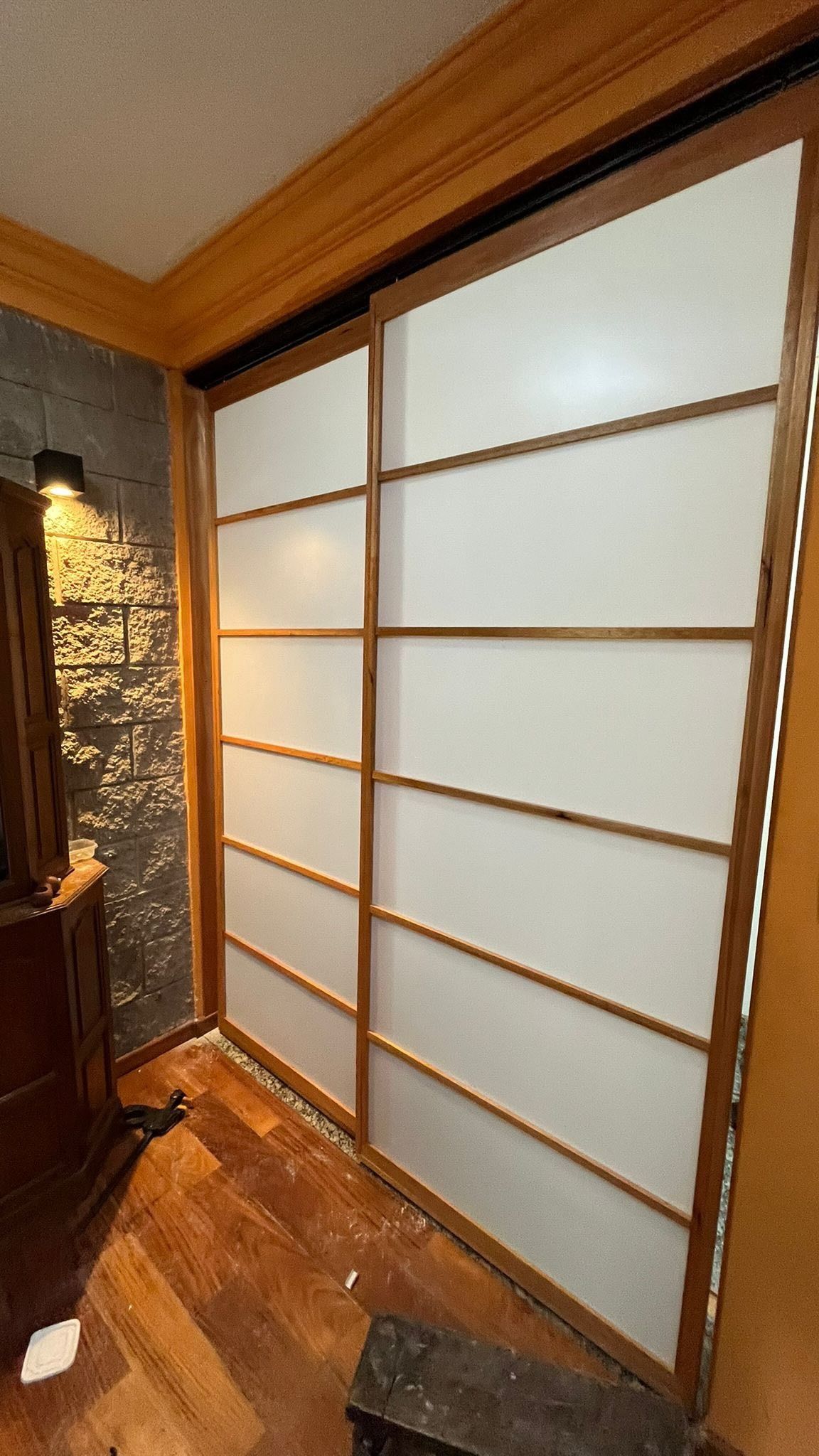 Muestra minimalista de puertas japonesas y paneles decorativos en un espacio zen