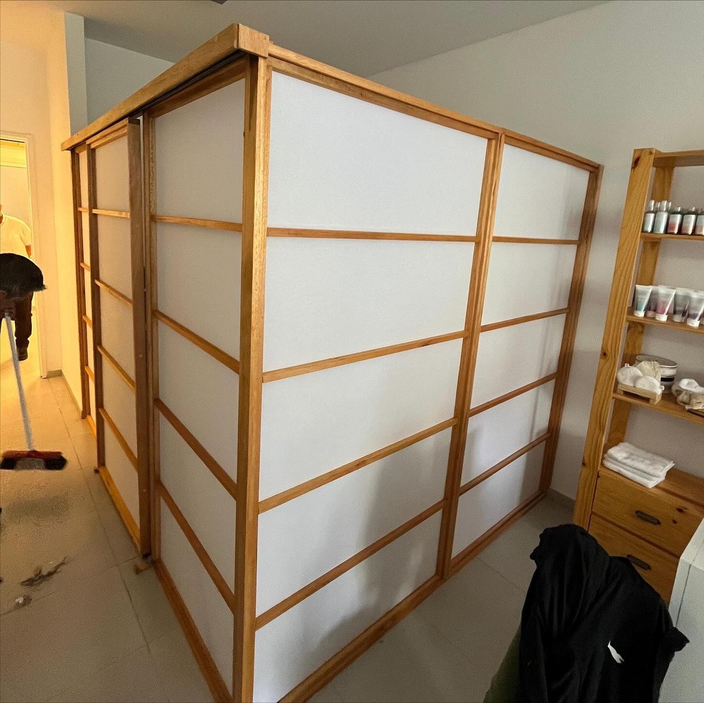 Divisor de ambientes a medida con estética cálida y contemporánea