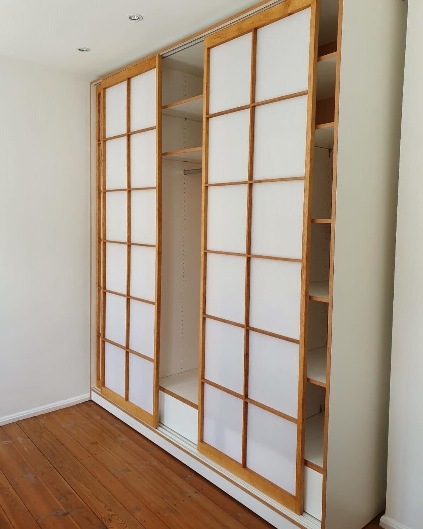 Taller de fabricación con puertas japonesas en proceso de armado