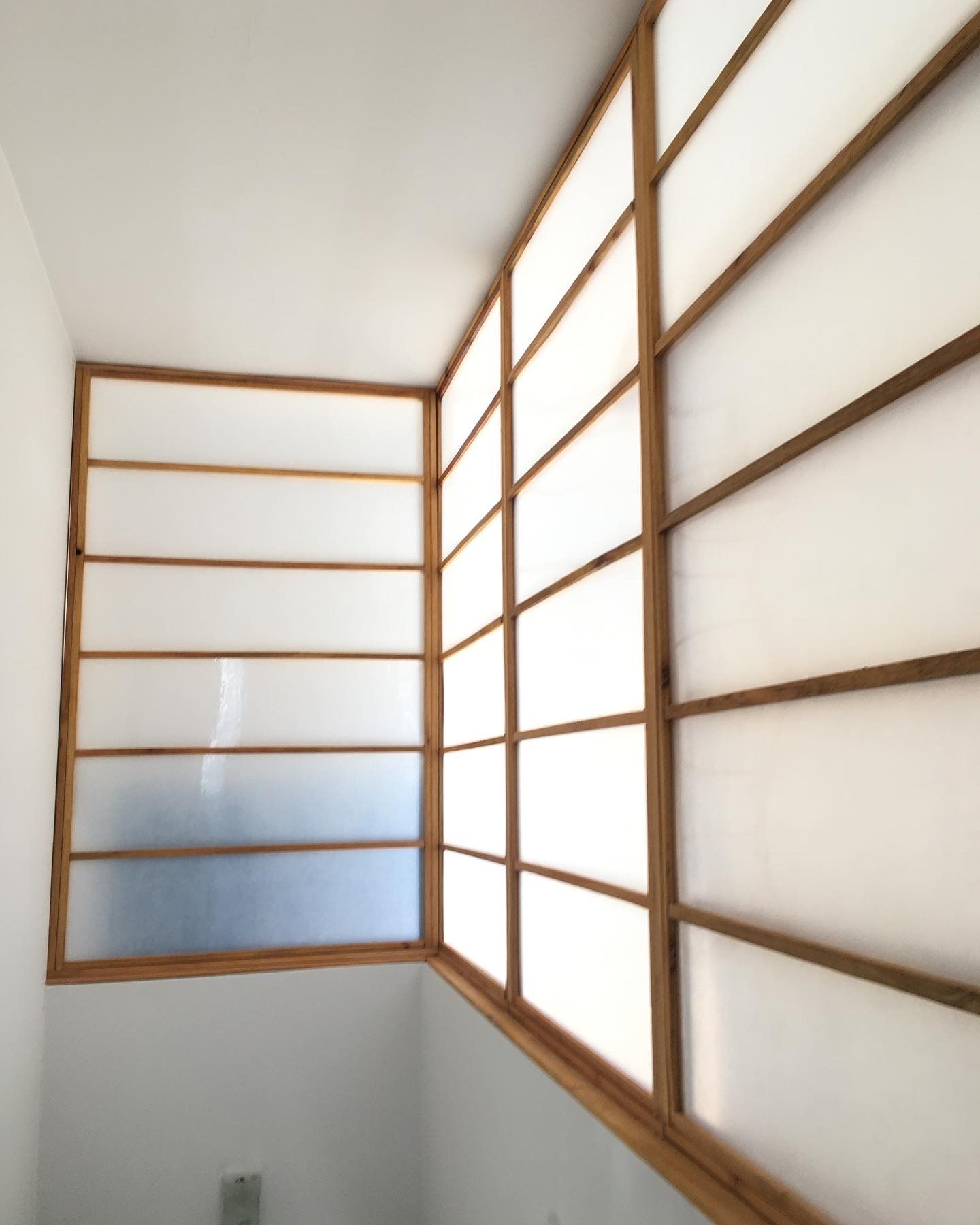 Panel decorativo a medida con diseño geométrico en madera
