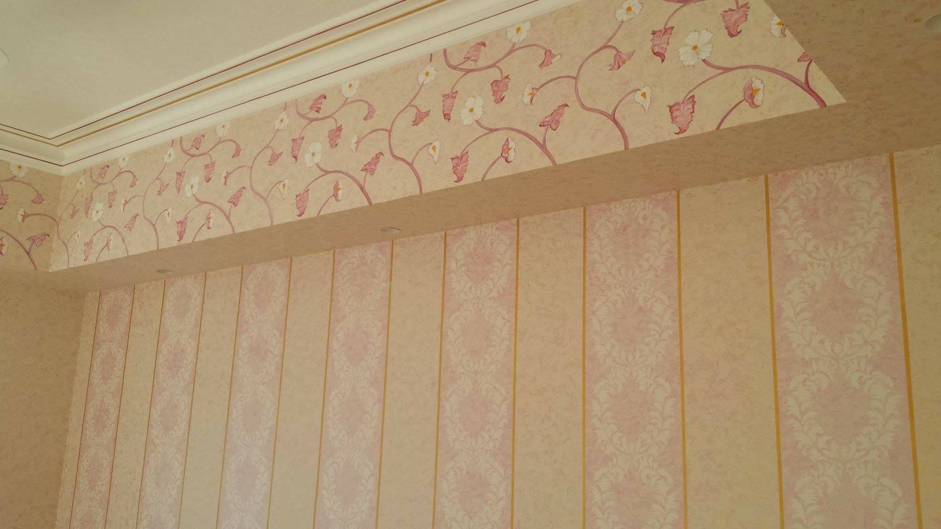 A room with a ceiling and a wall with a pattern on it.