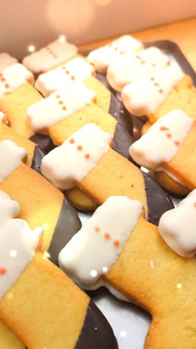 Un mucchio di biscotti con glassa bianca sopra