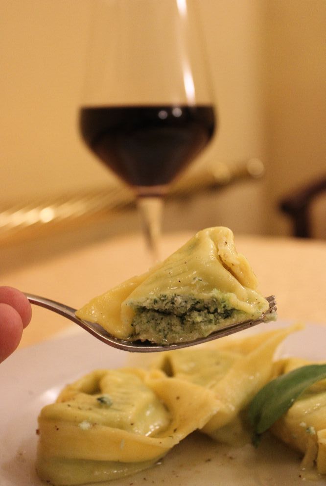 Tre torte sono esposte in un frigorifero, una delle quali con le fragole sopra