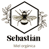 Logotipo con una abeja dentro de un hexágono, detalles de hojas y el texto “Sebastián Miel orgánica”.