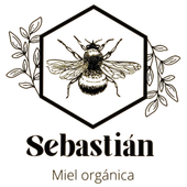 Logotipo con una abeja dentro de un hexágono, detalles de hojas y el texto “Sebastián Miel orgánica”.