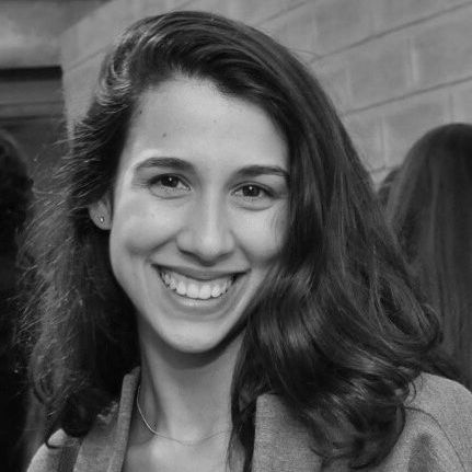 Una mujer sonríe en una foto en blanco y negro.