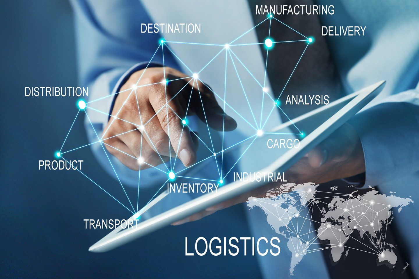 Interfaccia digitale per la logistica, fruibile a mano, con globo, linee di percorso ed etichette su sfondo blu.