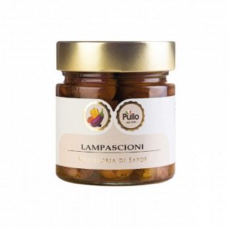 Vasetto di antipasto Lampascioni con coperchio dorato ed etichetta bianca su sfondo bianco.