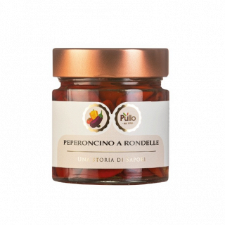 Barattolo di peperoncini a rondelle con coperchio in rame ed etichetta bianca su sfondo bianco