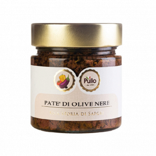 Vasetto di paté di olive nere Pujlo con coperchio dorato ed etichetta bianca su sfondo bianco.