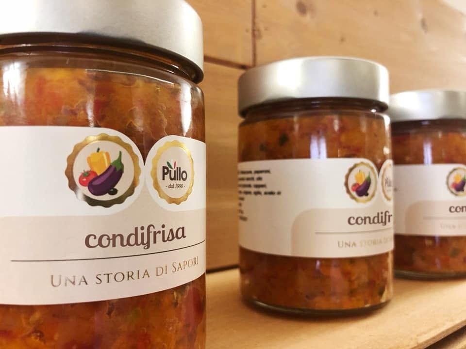 Tre barattoli di condifiba con coperchi d'argento disposti su una superficie di legno