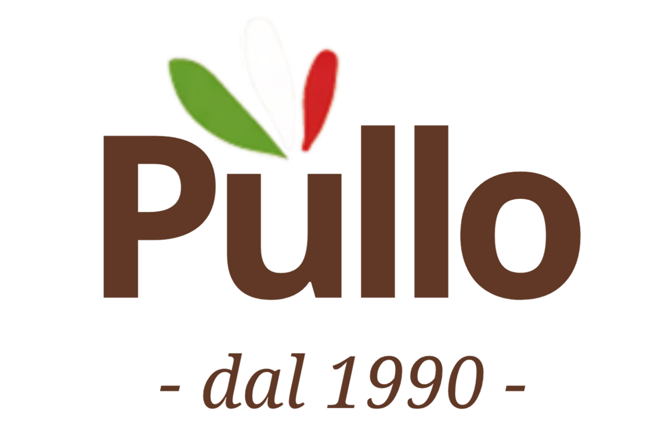 Logo Pullo con foglie verdi e rosse sopra la scritta marrone, “dal 1990” sotto.