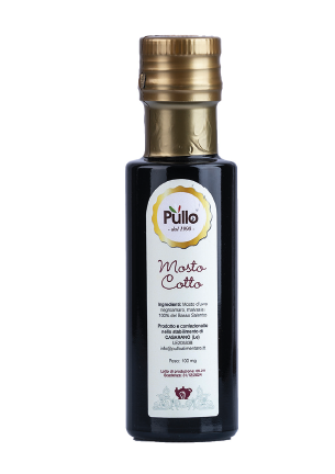 Bottiglia di aceto balsamico scuro con tappo dorato ed etichetta bianca su sfondo bianco.