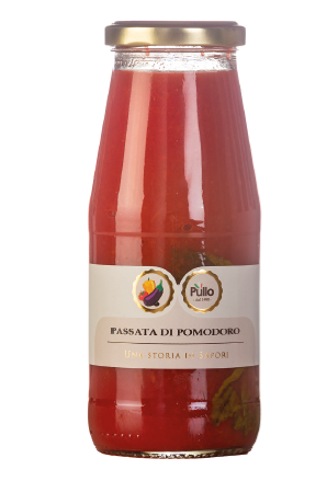 Bottiglia di passata di pomodoro rosso con tappo dorato ed etichetta beige, isolata su sfondo bianco.