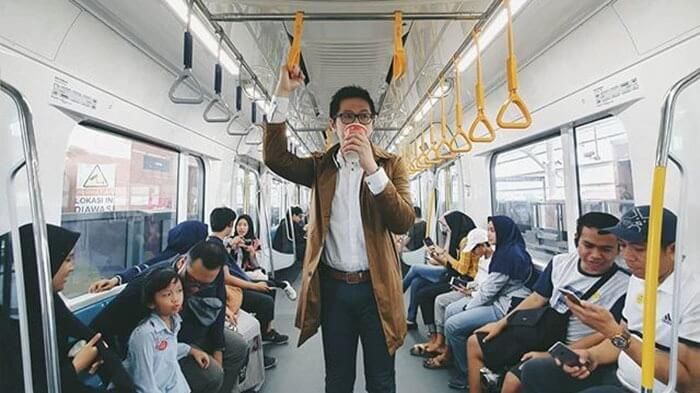 Ilustrasi Suasana di Dalam Gerbong MRT