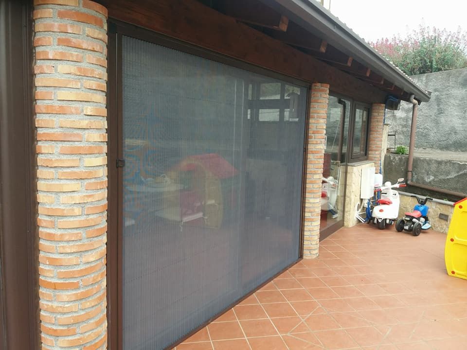 Un edificio in mattoni con una porta scorrevole